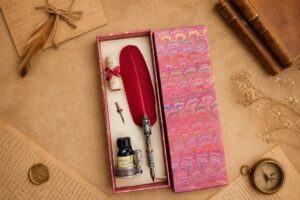 Schreibset Gufo bordeaux mit Eulen-Federhalter, Tintenfass und Ersatzfeder in Marmorpapier-Box