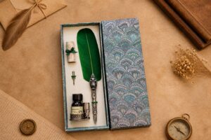 Schreibset Gufo grün mit Eulen-Federhalter und grüner Feder in Pfauenmuster-Geschenkbox