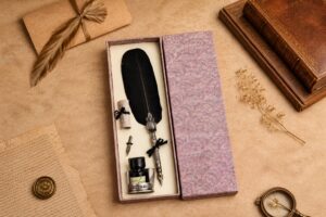 Schreibset Gufo schwarz mit Eulen-Federhalter und schwarzer Feder in eleganter Geschenkbox