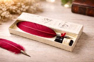 Geöffnetes Schreibset Stilo bordeaux mit klassischer Geschenkbox